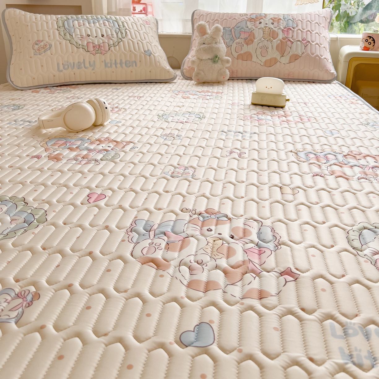 91家纺网 家纺一手货源 找家纺 摩妮卡 2026新款数码大版小清新乳胶凉席床席款三件套-场景二 彩色温暖日常