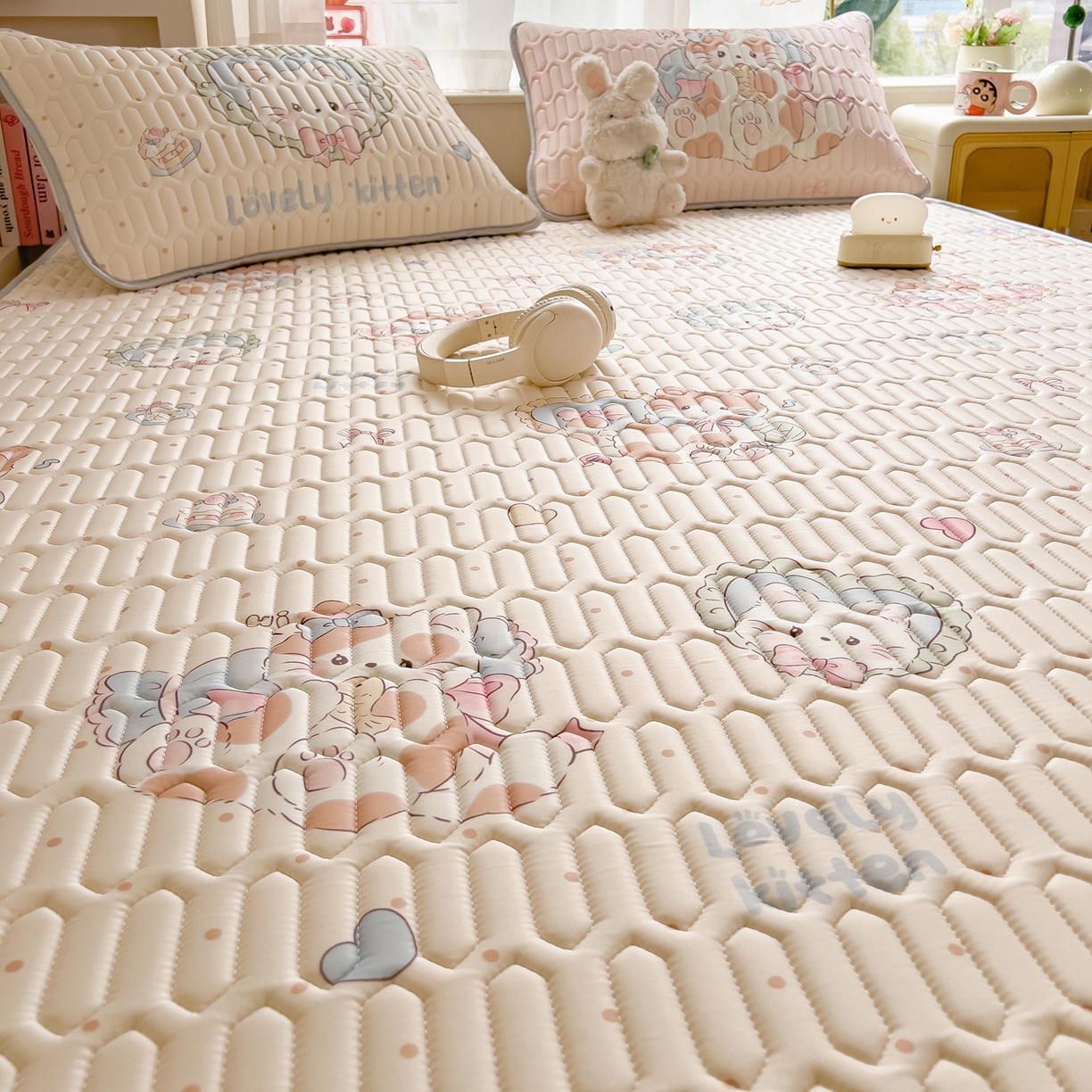 91家纺网 家纺一手货源 找家纺 摩妮卡 2026新款数码大版小清新乳胶凉席床席款三件套-场景二 彩色温暖日常