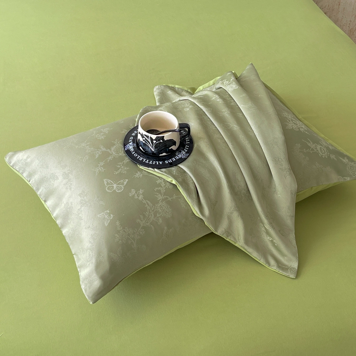 91家纺网 家纺一手货源 找家纺 大麦乐田 2026春夏新款贡缎提花纯色双拼四件套 爱草 抹茶绿