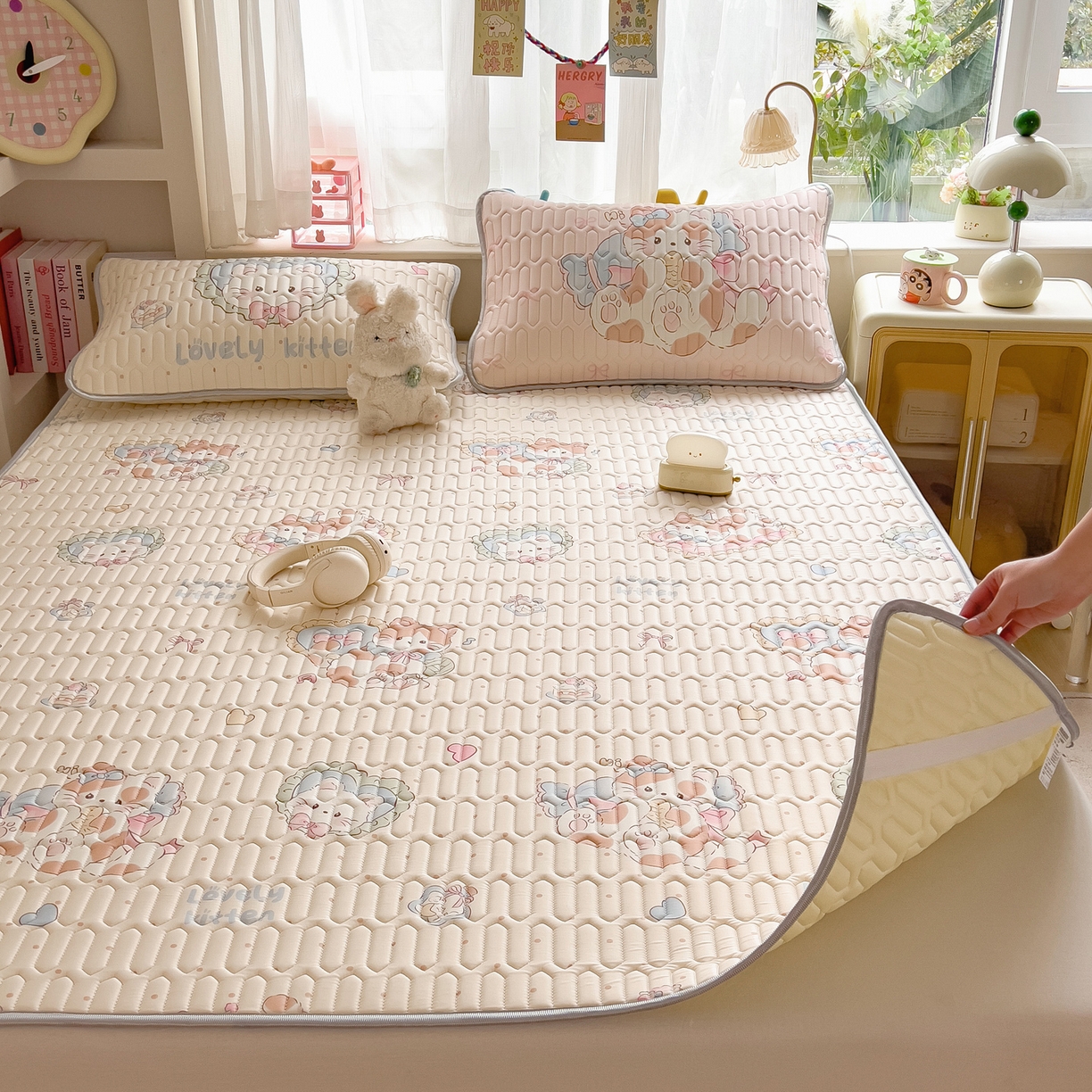 91家纺网 家纺一手货源 找家纺 摩妮卡 2026新款数码大版小清新乳胶凉席床席款三件套-场景二 彩色温暖日常