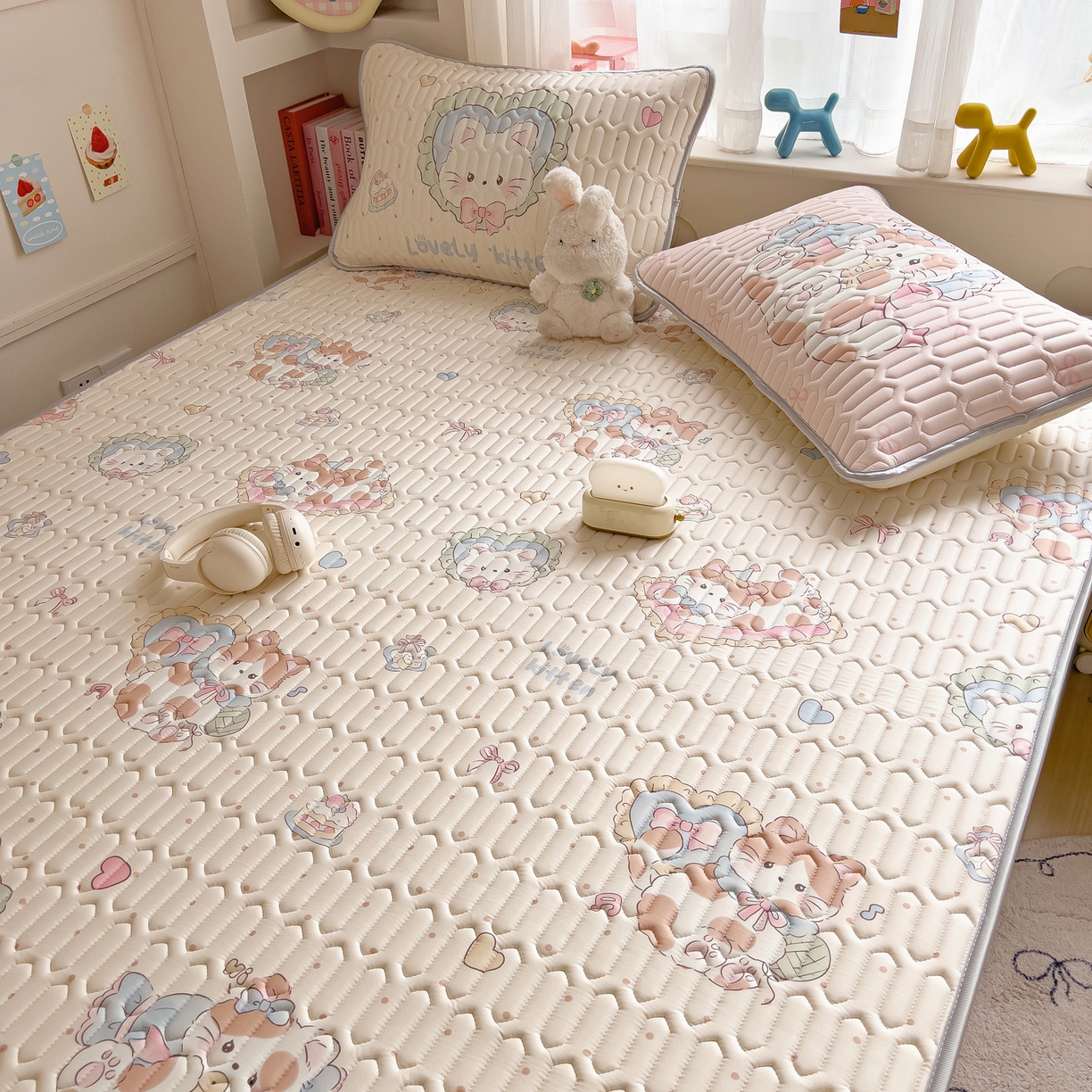 91家纺网 家纺一手货源 找家纺 摩妮卡 2026新款数码大版小清新乳胶凉席床席款三件套-场景二 彩色温暖日常