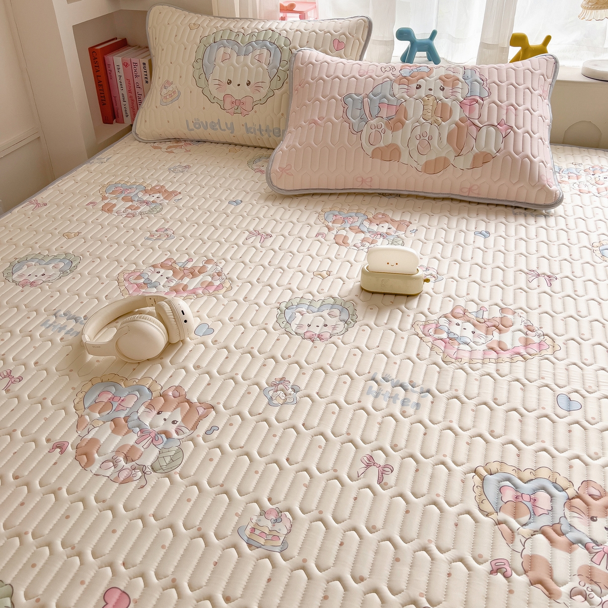 91家纺网 家纺一手货源 找家纺 摩妮卡 2026新款数码大版小清新乳胶凉席床席款三件套-场景二 彩色温暖日常