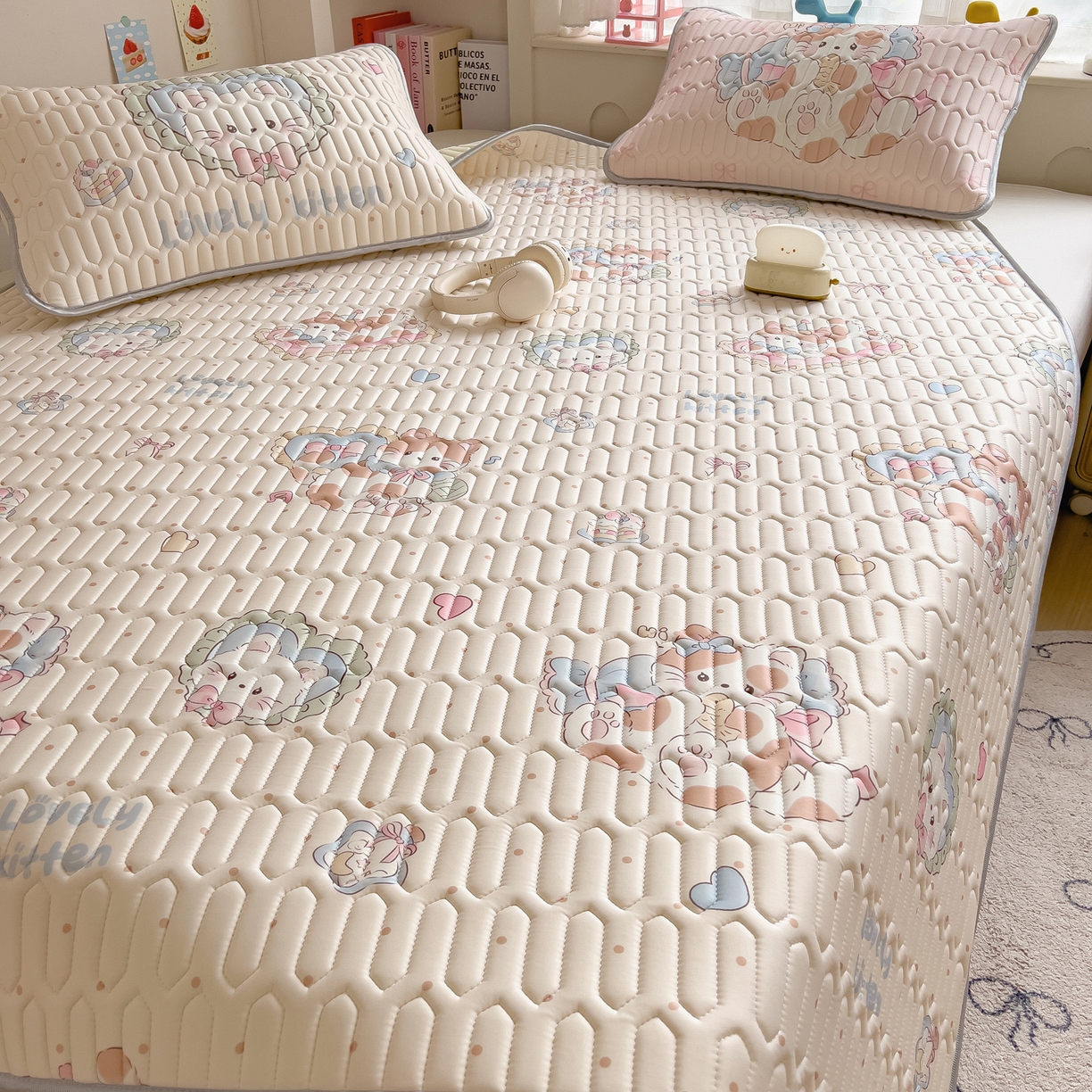 91家纺网 家纺一手货源 找家纺 摩妮卡 2026新款数码大版小清新乳胶凉席床席款三件套-场景二 彩色温暖日常