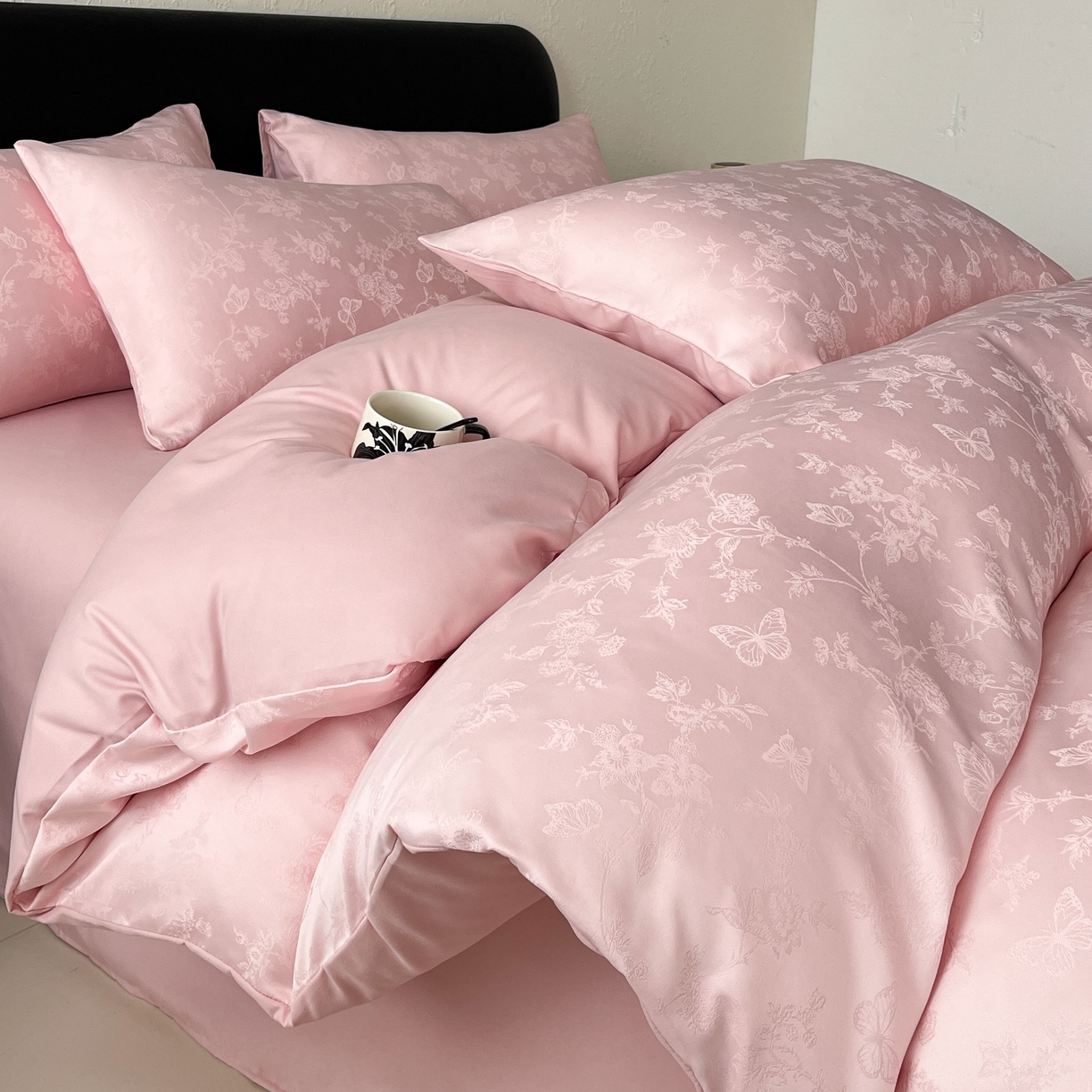 91家纺网 家纺一手货源 找家纺 大麦乐田 2026春夏新款贡缎提花纯色双拼四件套 爱草 香粉玉