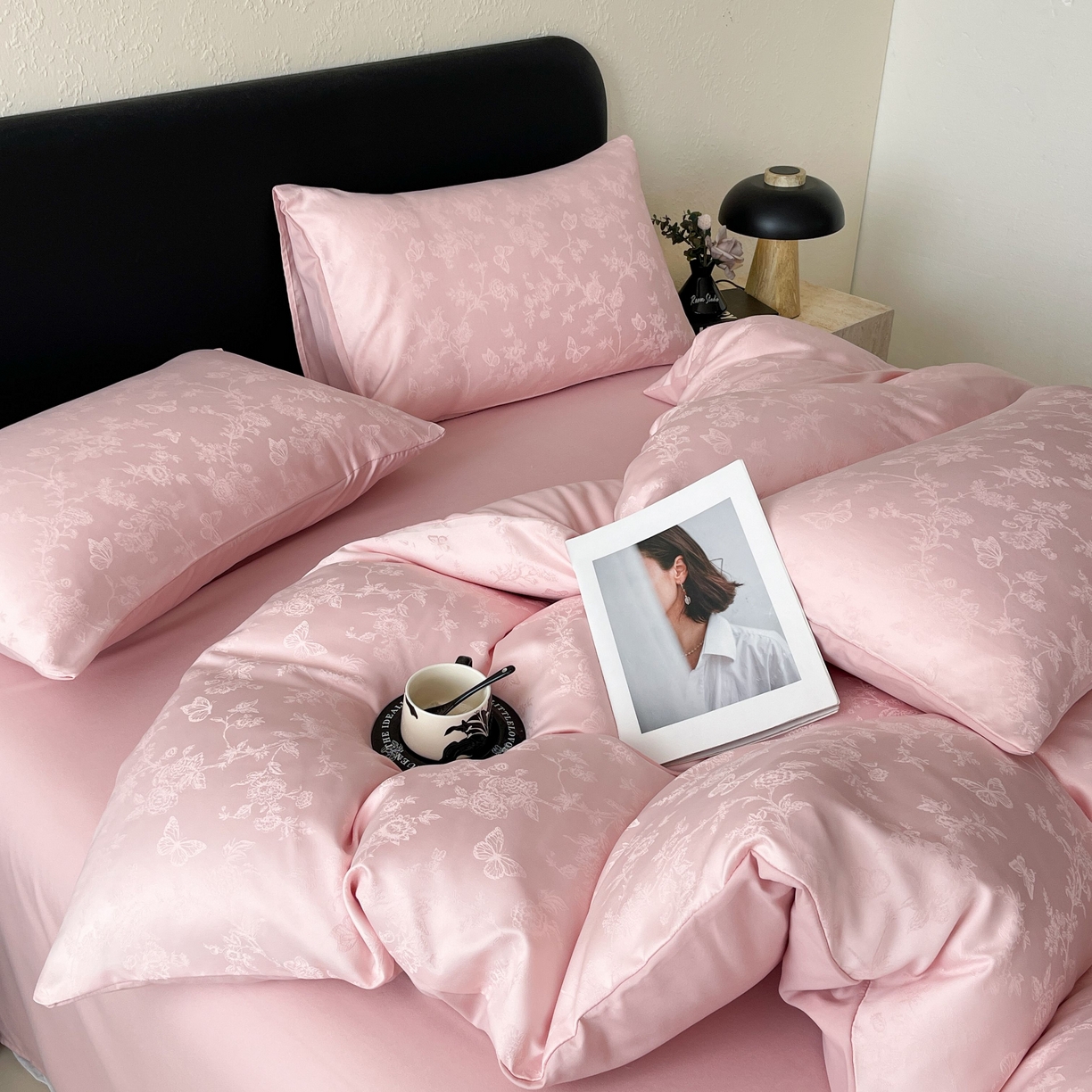 91家纺网 家纺一手货源 找家纺 大麦乐田 2026春夏新款贡缎提花纯色双拼四件套 爱草 香粉玉