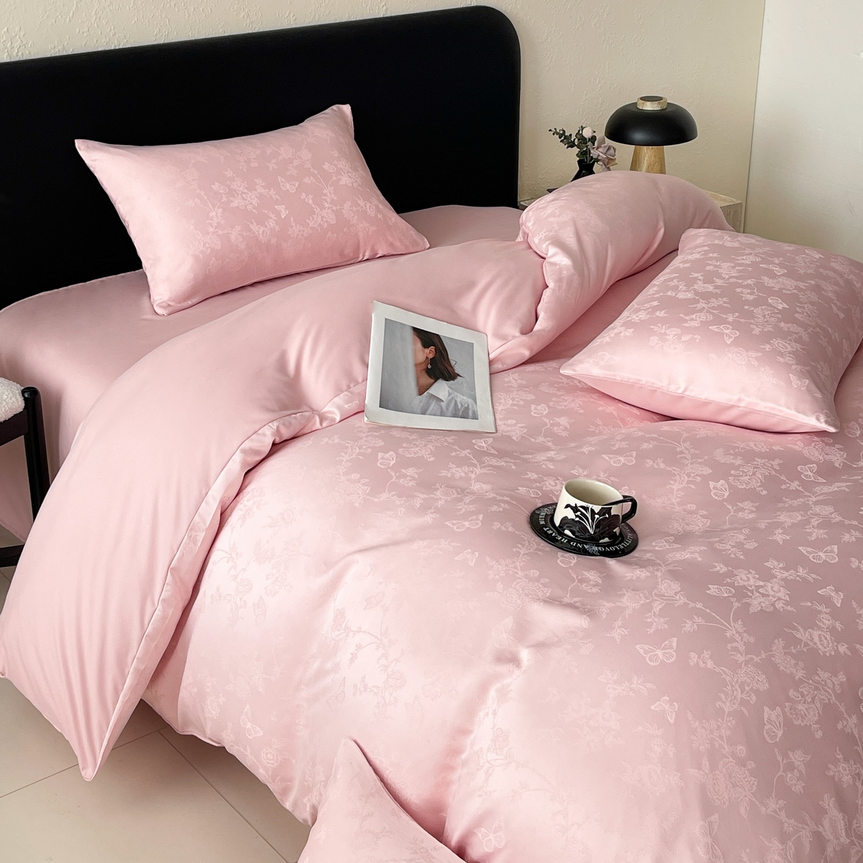 91家纺网 家纺一手货源 找家纺 大麦乐田 2026春夏新款贡缎提花纯色双拼四件套 爱草 香粉玉