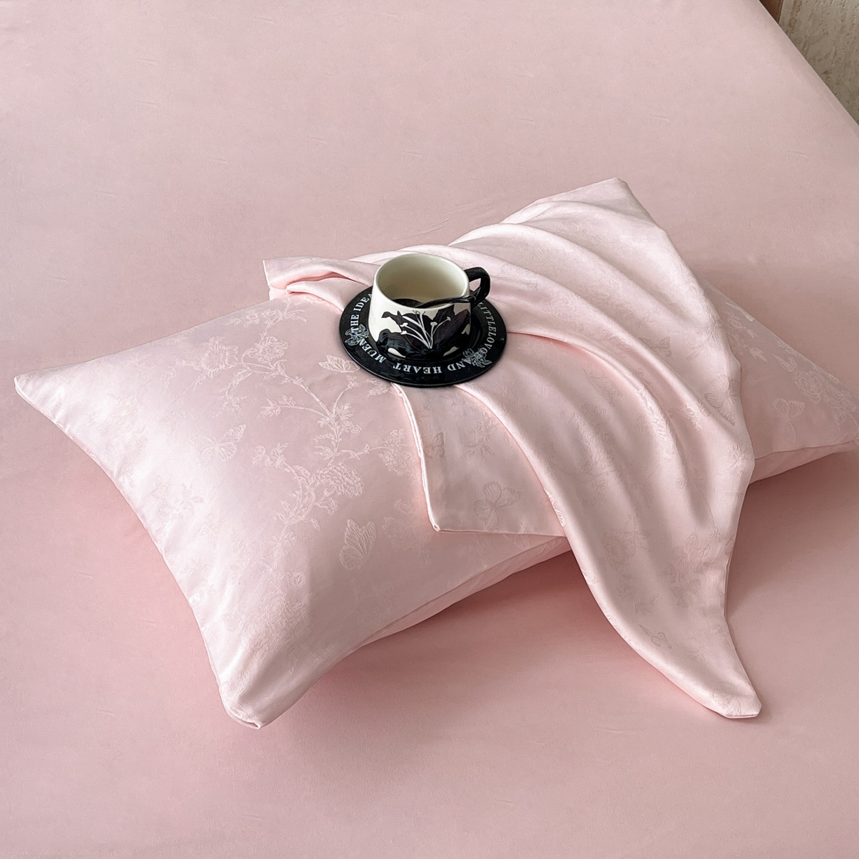 91家纺网 家纺一手货源 找家纺 大麦乐田 2026春夏新款贡缎提花纯色双拼四件套 爱草 香粉玉