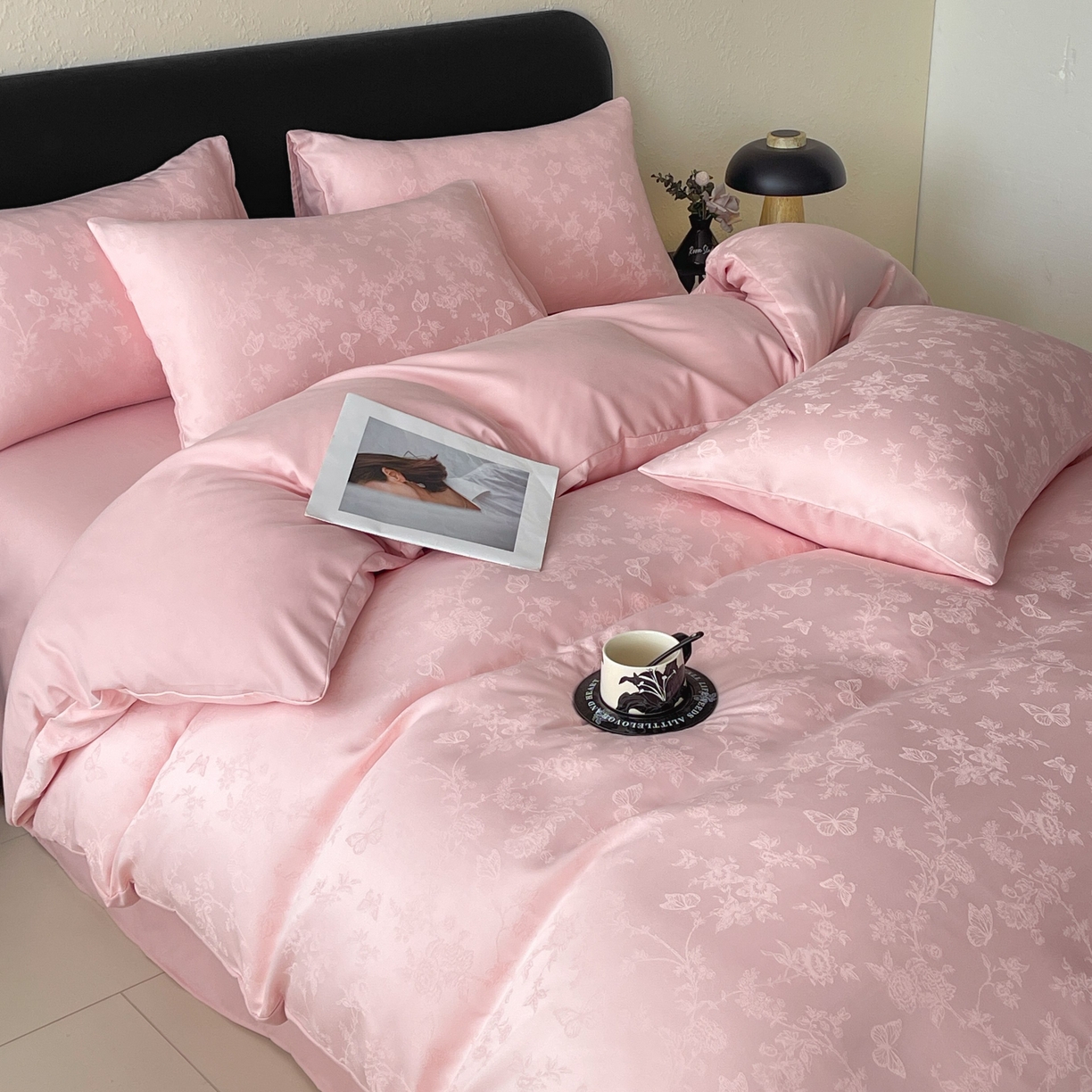 91家纺网 家纺一手货源 找家纺 大麦乐田 2026春夏新款贡缎提花纯色双拼四件套 爱草 香粉玉