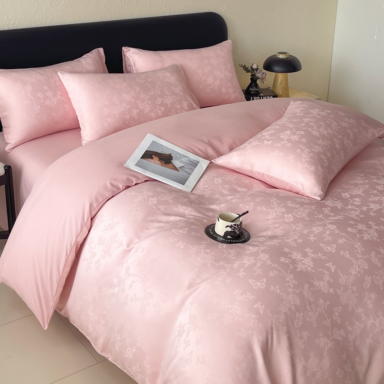 91家纺网 家纺一手货源 找家纺 大麦乐田 2026春夏新款贡缎提花纯色双拼四件套 爱草 香粉玉