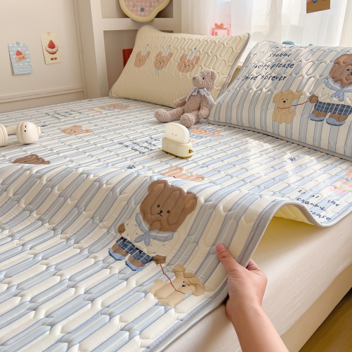 91家纺网 家纺一手货源 找家纺 摩妮卡 2026新款数码大版小清新乳胶凉席床席款三件套-场景二 晨间锻炼