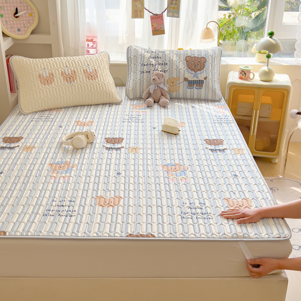 91家纺网 家纺一手货源 找家纺 摩妮卡 2026新款数码大版小清新乳胶凉席床席款三件套-场景二 晨间锻炼