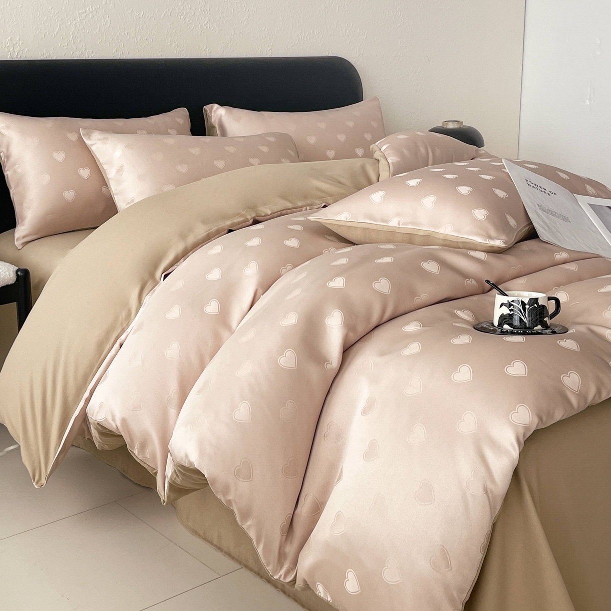 91家纺网 家纺一手货源 找家纺 大麦乐田 2026春夏新款贡缎提花纯色双拼四件套  爱心 卡其