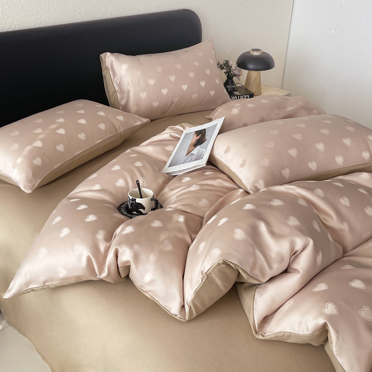 91家纺网 家纺一手货源 找家纺 大麦乐田 2026春夏新款贡缎提花纯色双拼四件套  爱心 卡其