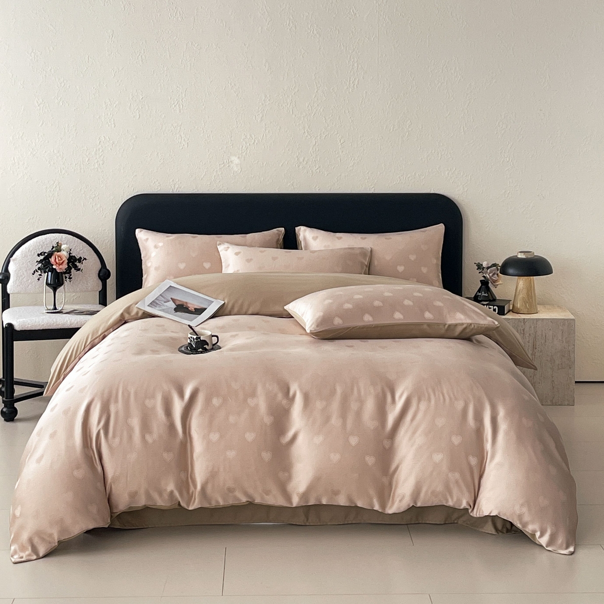 91家纺网 家纺一手货源 找家纺 大麦乐田 2026春夏新款贡缎提花纯色双拼四件套  爱心 卡其