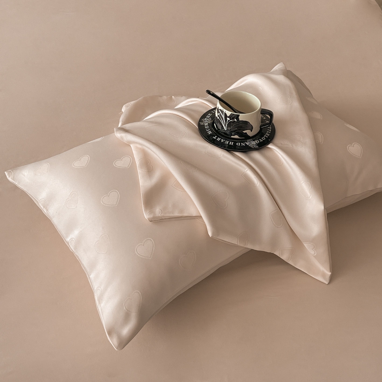 91家纺网 家纺一手货源 找家纺 大麦乐田 2026春夏新款贡缎提花纯色双拼四件套  爱心 卡其