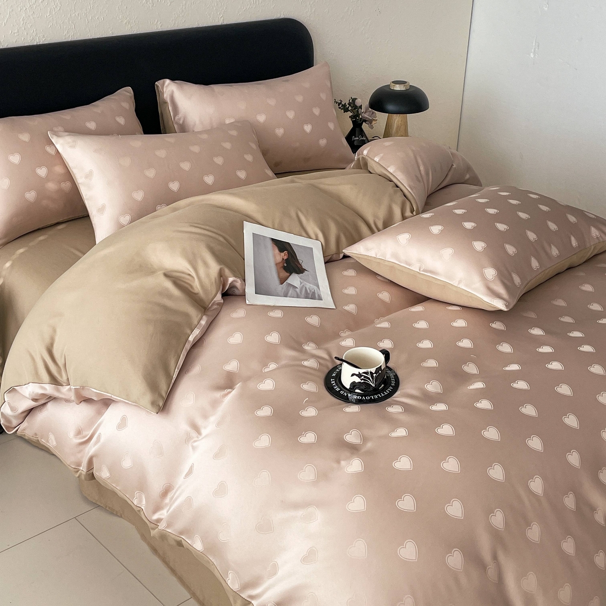 91家纺网 家纺一手货源 找家纺 大麦乐田 2026春夏新款贡缎提花纯色双拼四件套  爱心 卡其