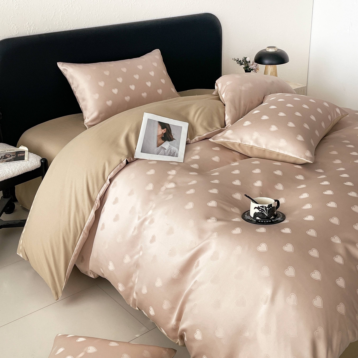 91家纺网 家纺一手货源 找家纺 大麦乐田 2026春夏新款贡缎提花纯色双拼四件套  爱心 卡其