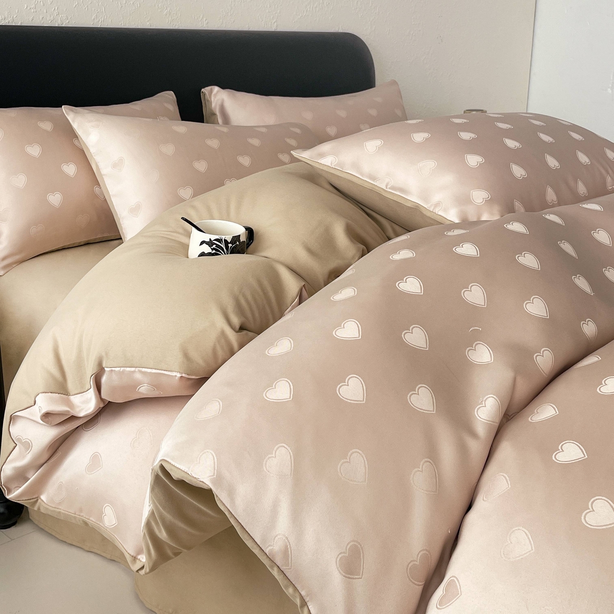 91家纺网 家纺一手货源 找家纺 大麦乐田 2026春夏新款贡缎提花纯色双拼四件套  爱心 卡其