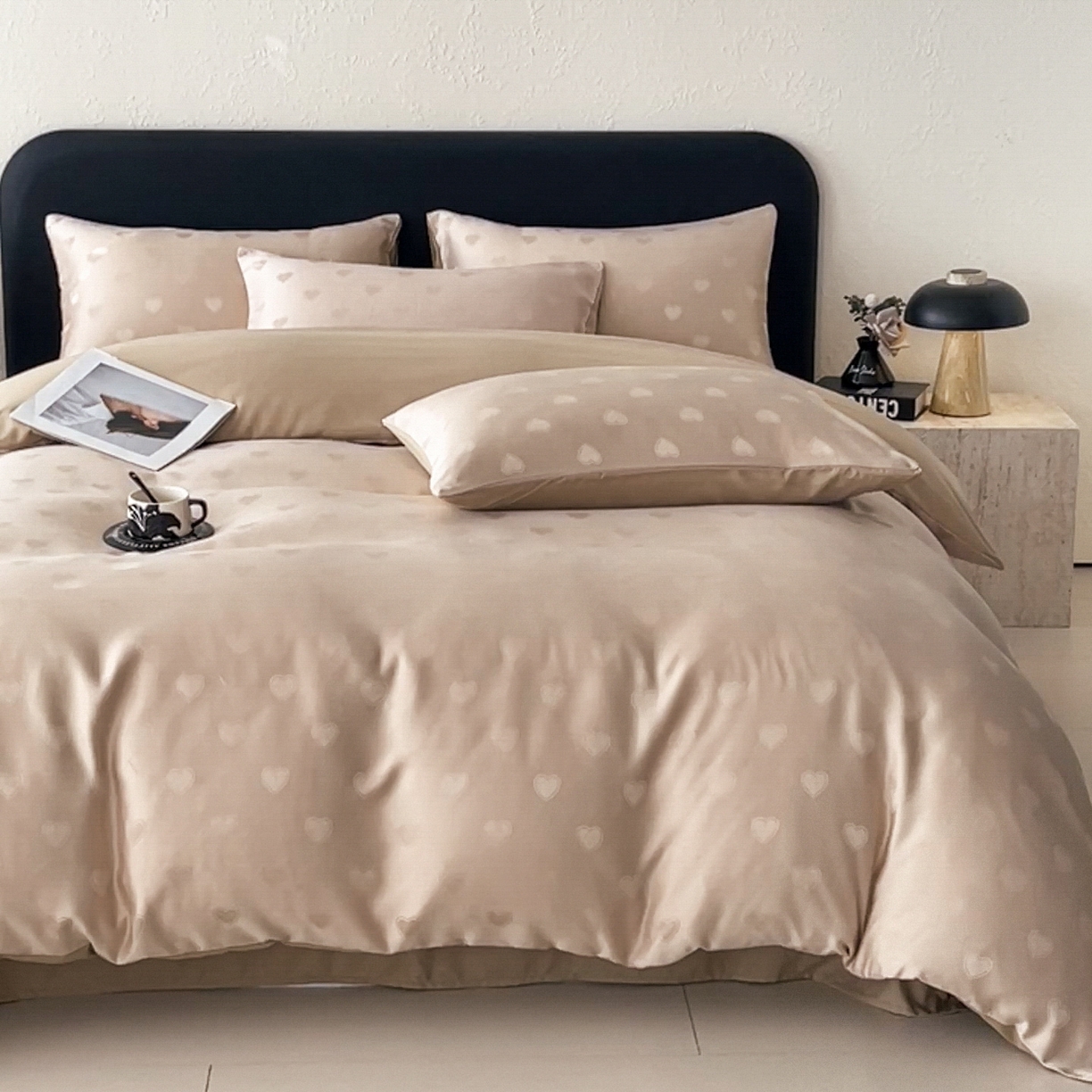 91家纺网 家纺一手货源 找家纺 大麦乐田 2026春夏新款贡缎提花纯色双拼四件套  爱心 卡其