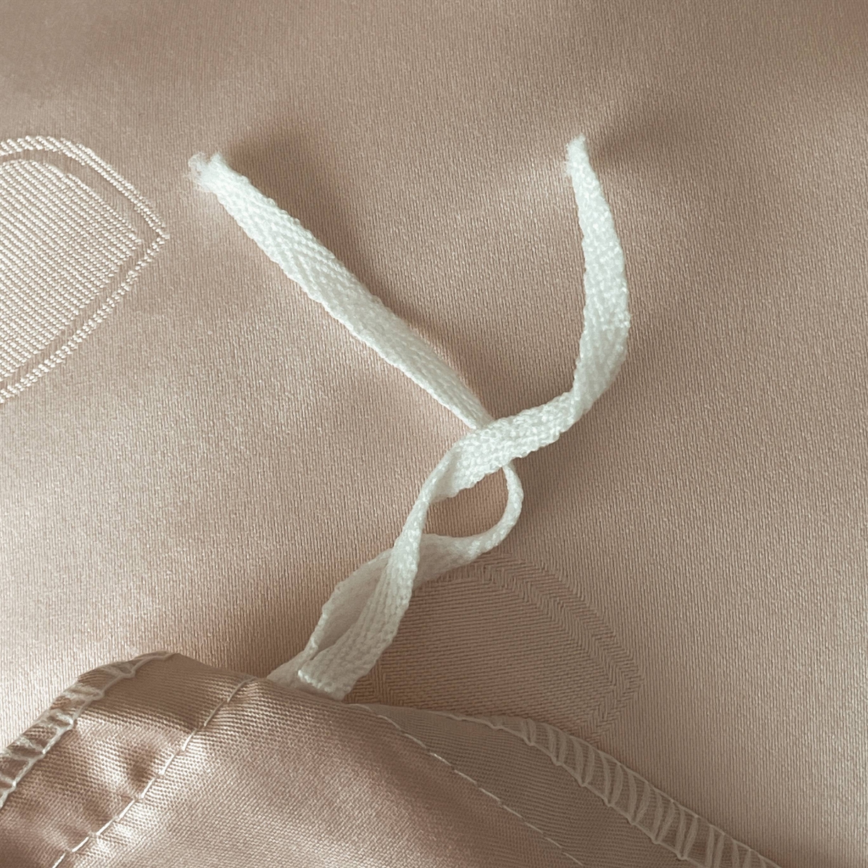 91家纺网 家纺一手货源 找家纺 大麦乐田 2026春夏新款贡缎提花纯色双拼四件套  爱心 卡其