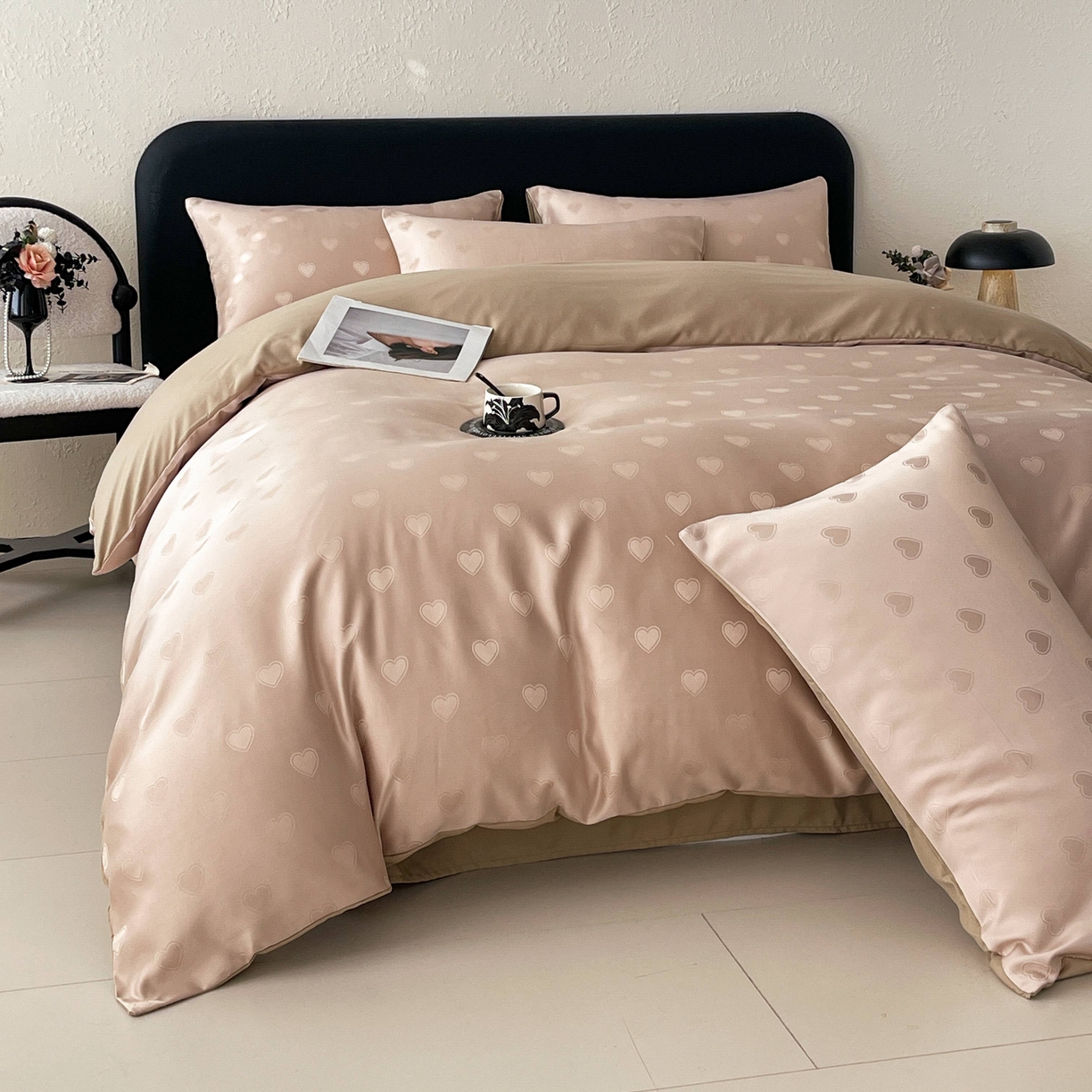 91家纺网 家纺一手货源 找家纺 大麦乐田 2026春夏新款贡缎提花纯色双拼四件套  爱心 卡其