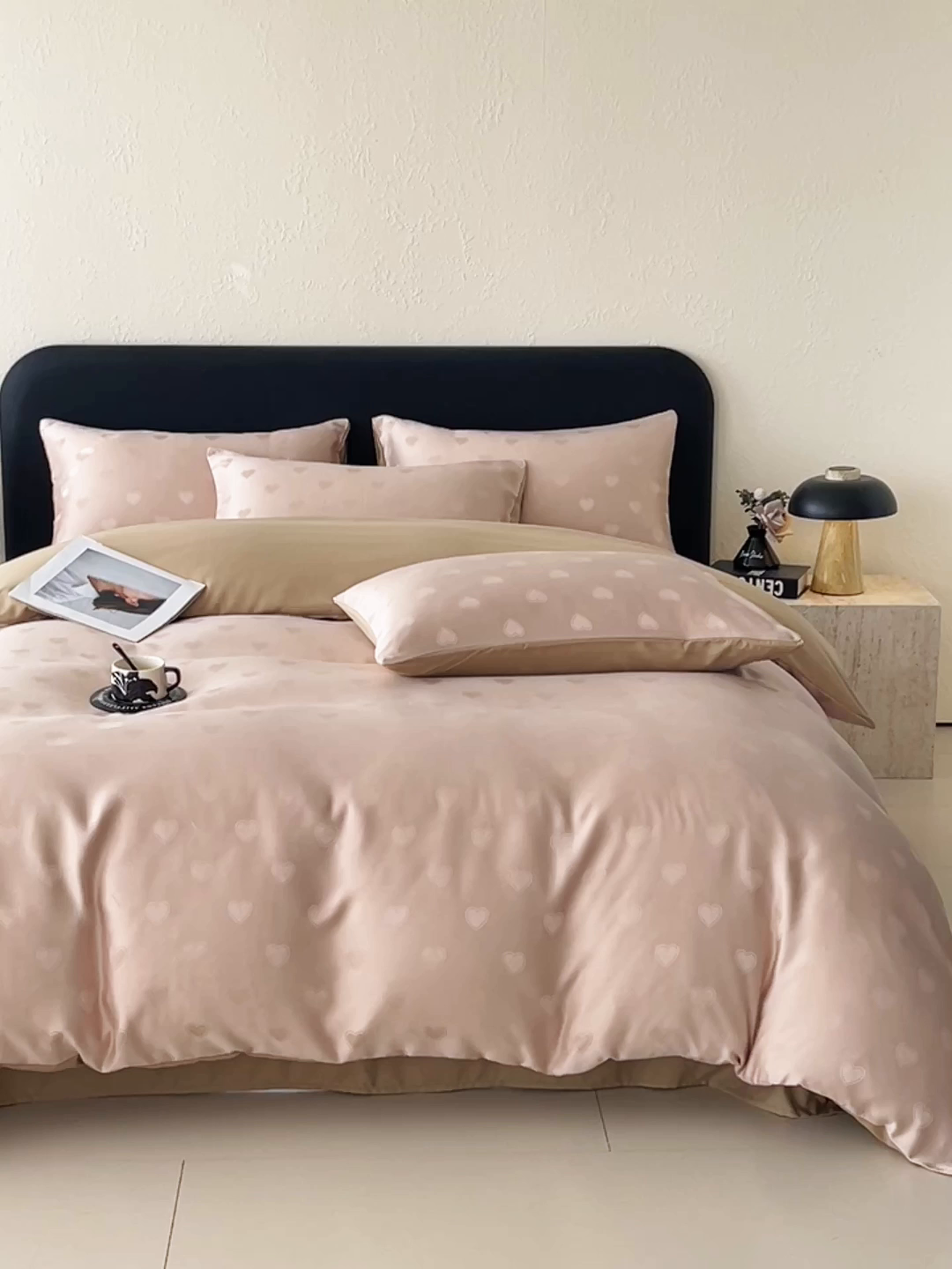 91家纺网 家纺一手货源 找家纺 大麦乐田 2026春夏新款贡缎提花纯色双拼四件套  爱心 卡其