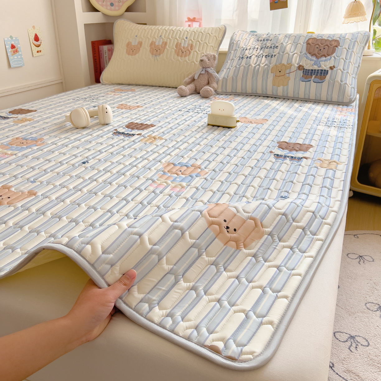 91家纺网 家纺一手货源 找家纺 摩妮卡 2026新款数码大版小清新乳胶凉席床席款三件套-场景二 晨间锻炼