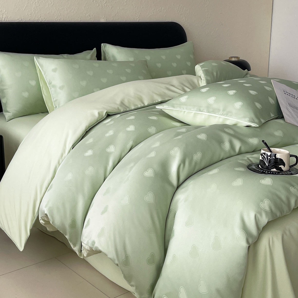 91家纺网 家纺一手货源 找家纺 大麦乐田 2026春夏新款贡缎提花纯色双拼四件套  爱心 奶油绿