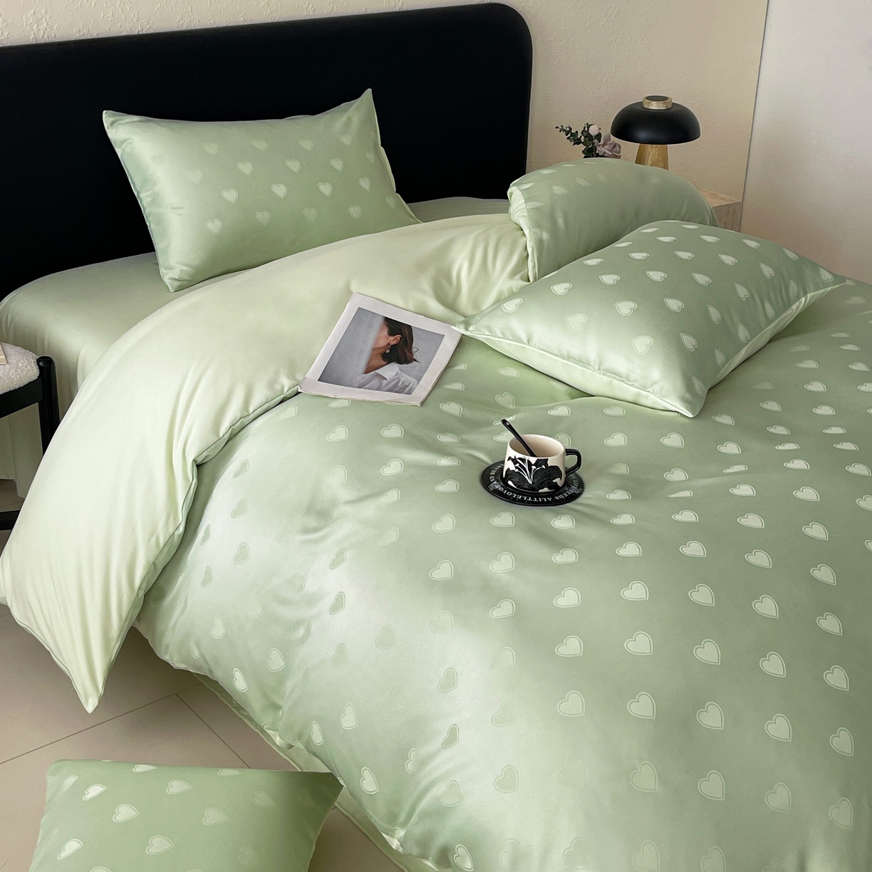 91家纺网 家纺一手货源 找家纺 大麦乐田 2026春夏新款贡缎提花纯色双拼四件套  爱心 奶油绿