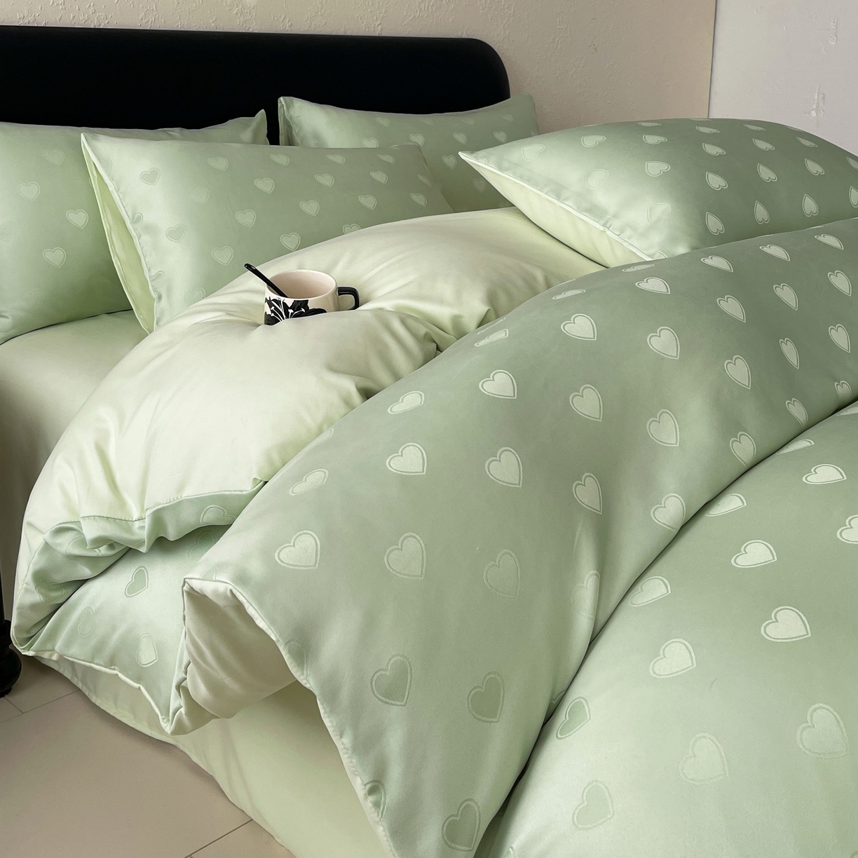 91家纺网 家纺一手货源 找家纺 大麦乐田 2026春夏新款贡缎提花纯色双拼四件套  爱心 奶油绿