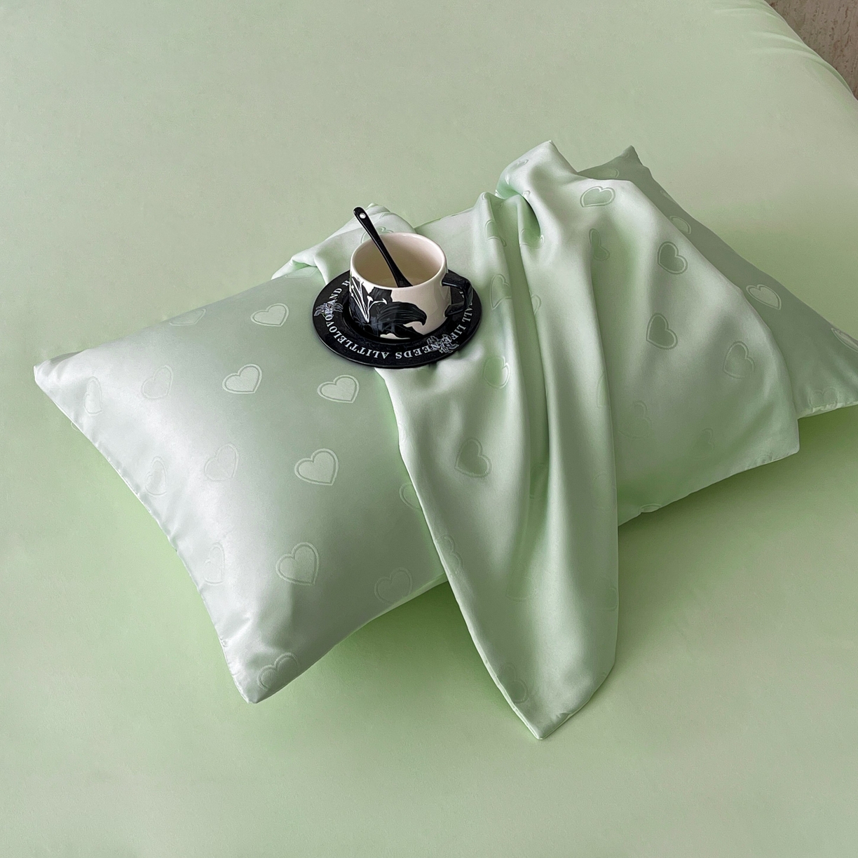 91家纺网 家纺一手货源 找家纺 大麦乐田 2026春夏新款贡缎提花纯色双拼四件套  爱心 奶油绿