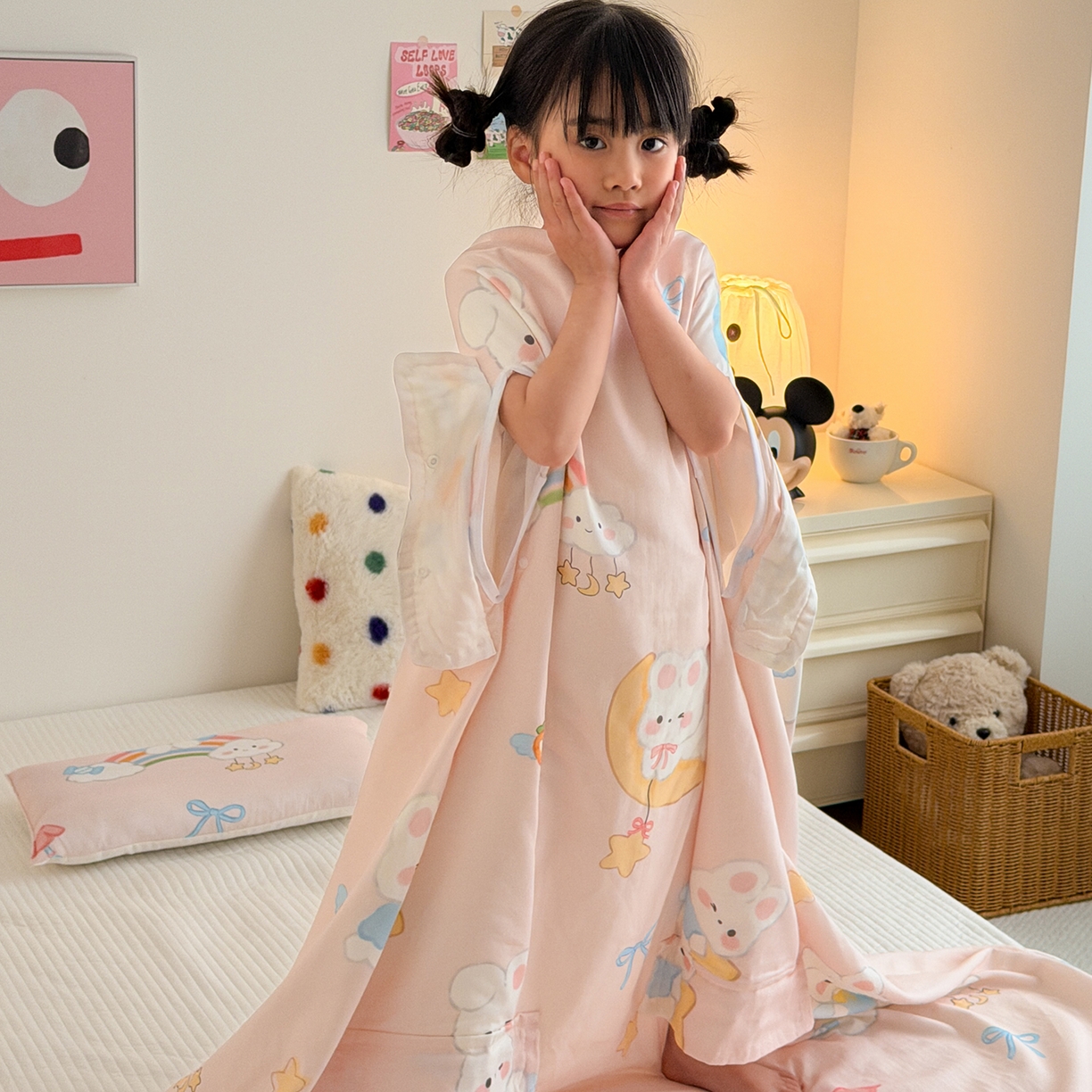 91家纺网 家纺一手货源 找家纺 嗨生活 2026新款全棉纱布护肚防踢睡袋多功能盖毯宝宝夏被 儿童夏被 儿童防踢被 彩虹兔兔