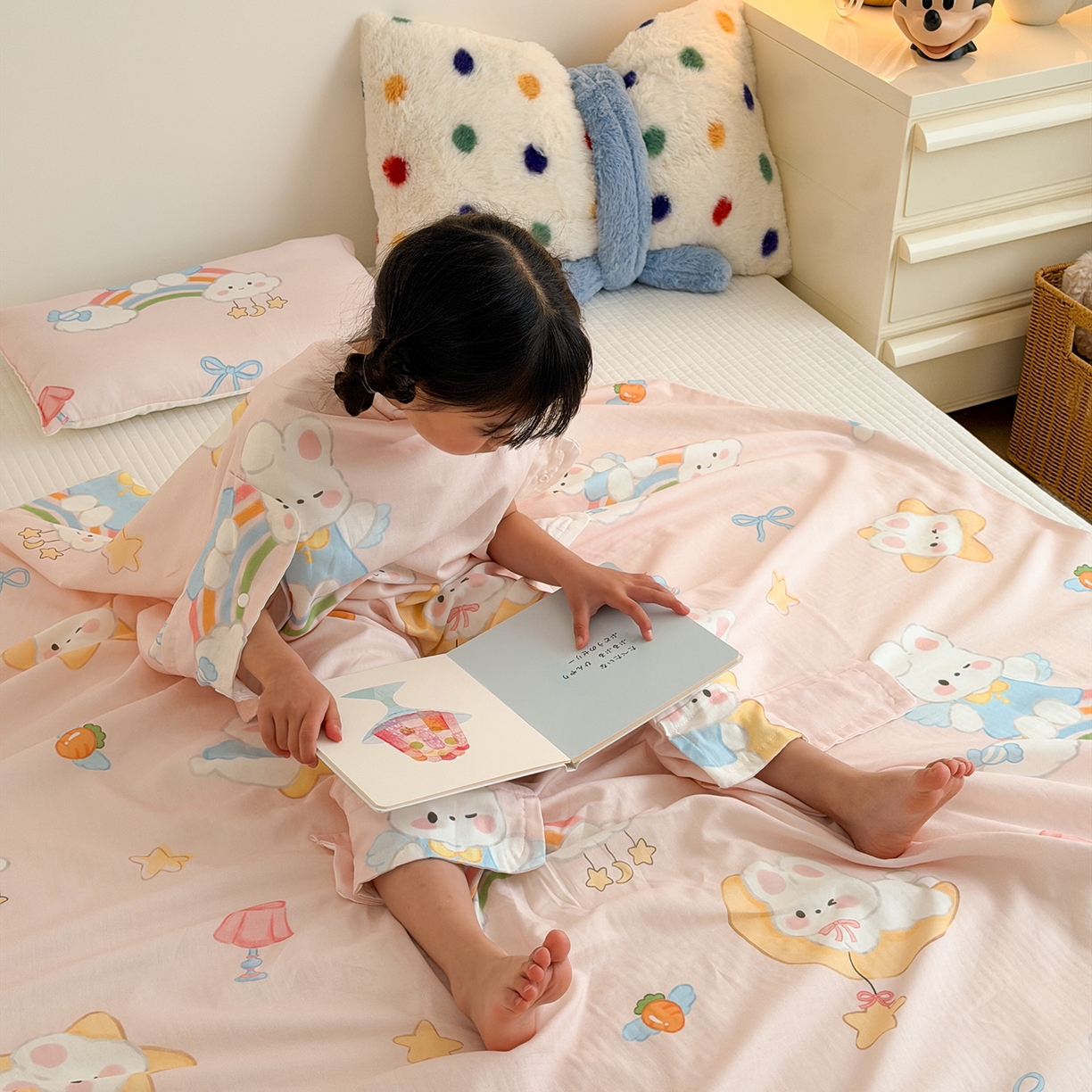 91家纺网 家纺一手货源 找家纺 嗨生活 2026新款全棉纱布护肚防踢睡袋多功能盖毯宝宝夏被 儿童夏被 儿童防踢被 彩虹兔兔