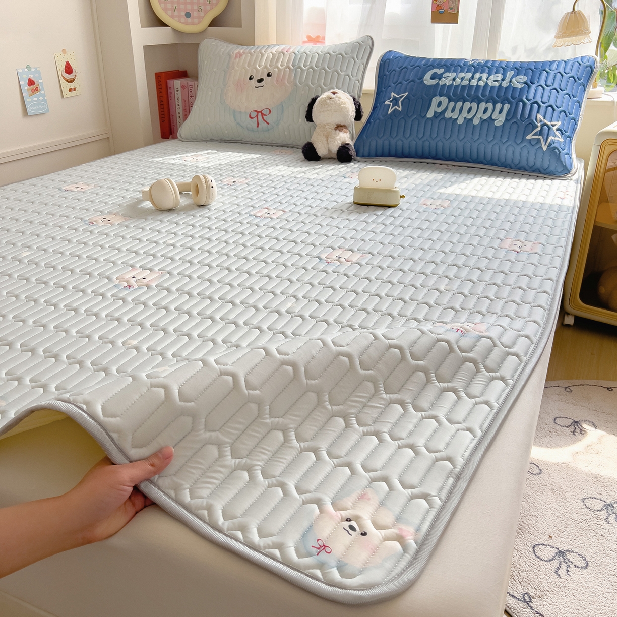 91家纺网 家纺一手货源 找家纺 摩妮卡 2026新款数码大版小清新乳胶凉席床席款三件套-场景二 乖乖小狗