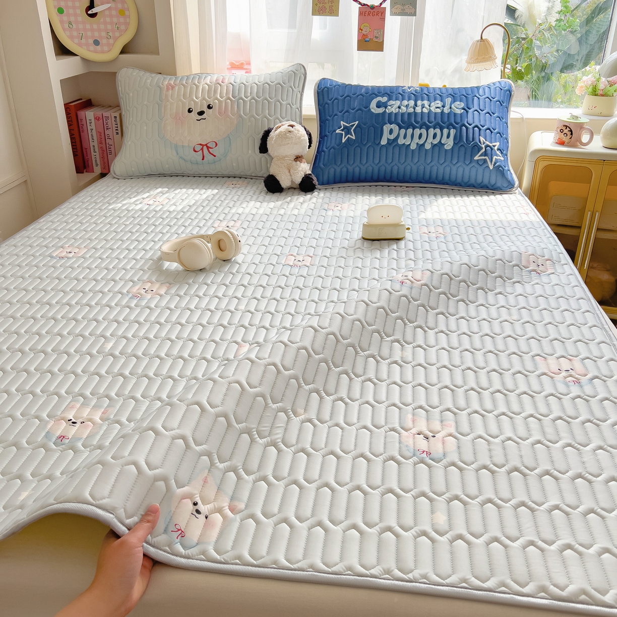 91家纺网 家纺一手货源 找家纺 摩妮卡 2026新款数码大版小清新乳胶凉席床席款三件套-场景二 乖乖小狗