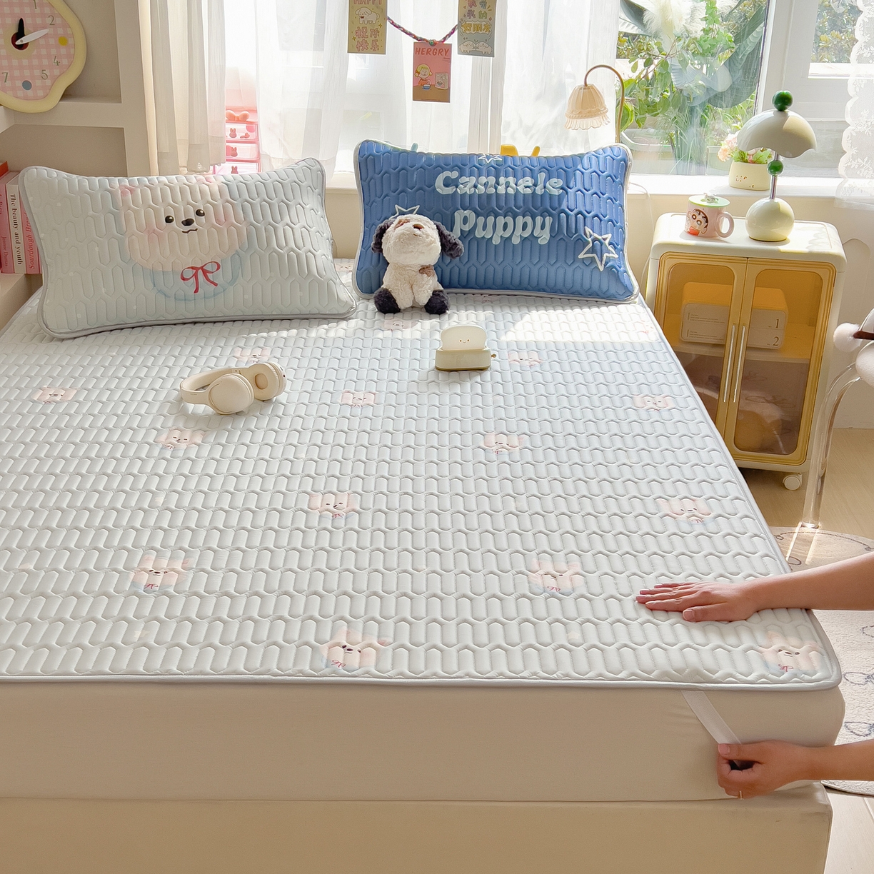 91家纺网 家纺一手货源 找家纺 摩妮卡 2026新款数码大版小清新乳胶凉席床席款三件套-场景二 乖乖小狗