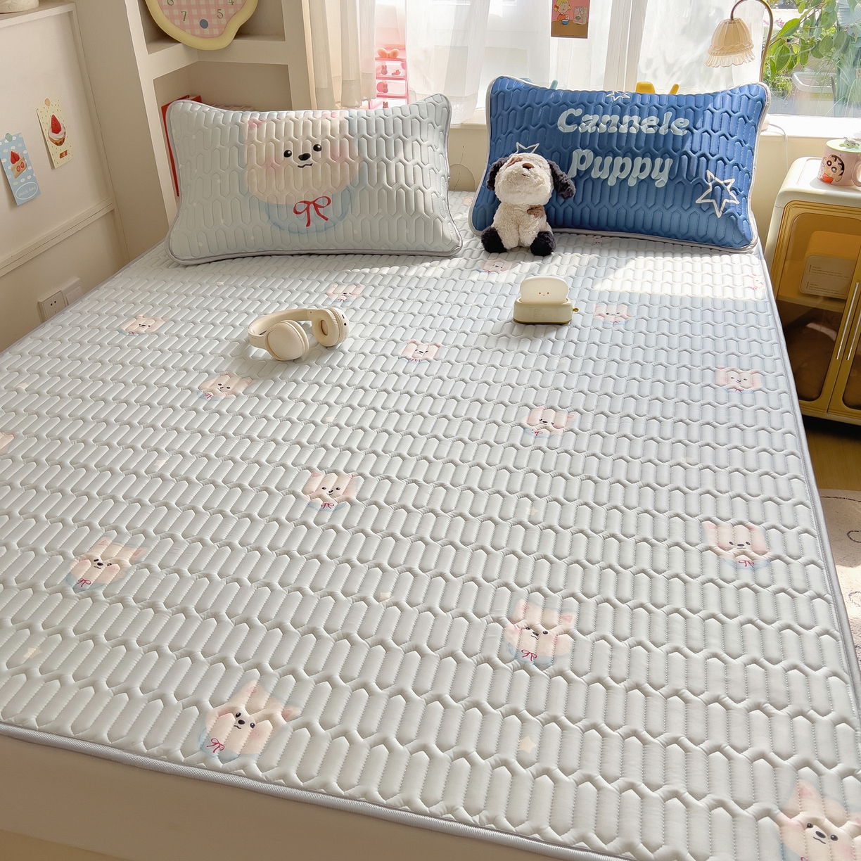 91家纺网 家纺一手货源 找家纺 摩妮卡 2026新款数码大版小清新乳胶凉席床席款三件套-场景二 乖乖小狗