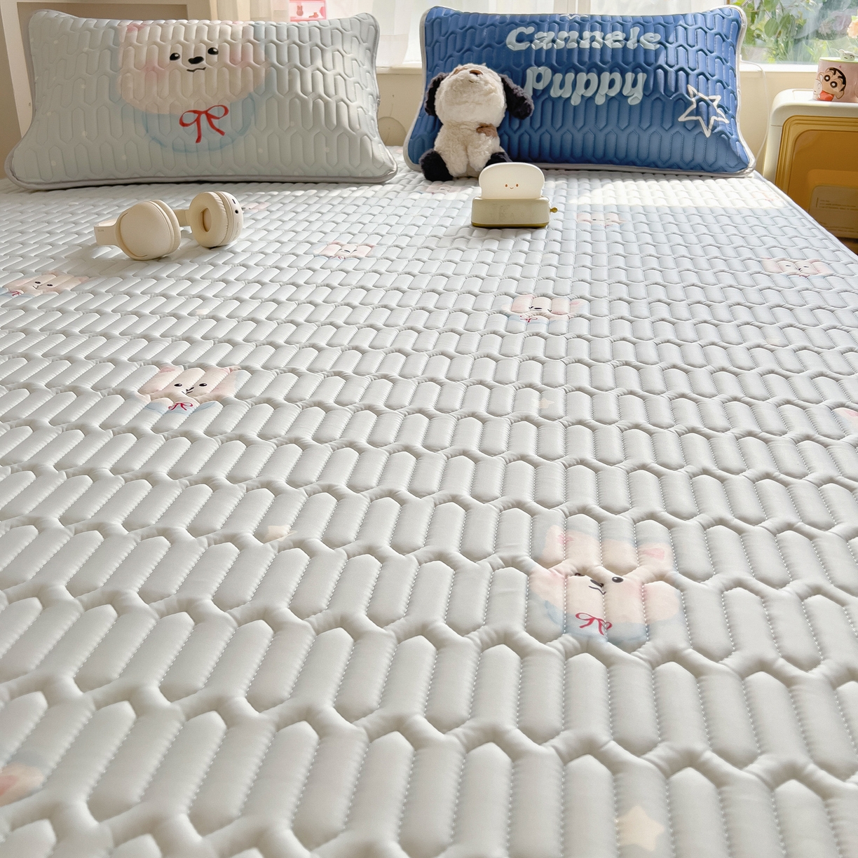 91家纺网 家纺一手货源 找家纺 摩妮卡 2026新款数码大版小清新乳胶凉席床席款三件套-场景二 乖乖小狗