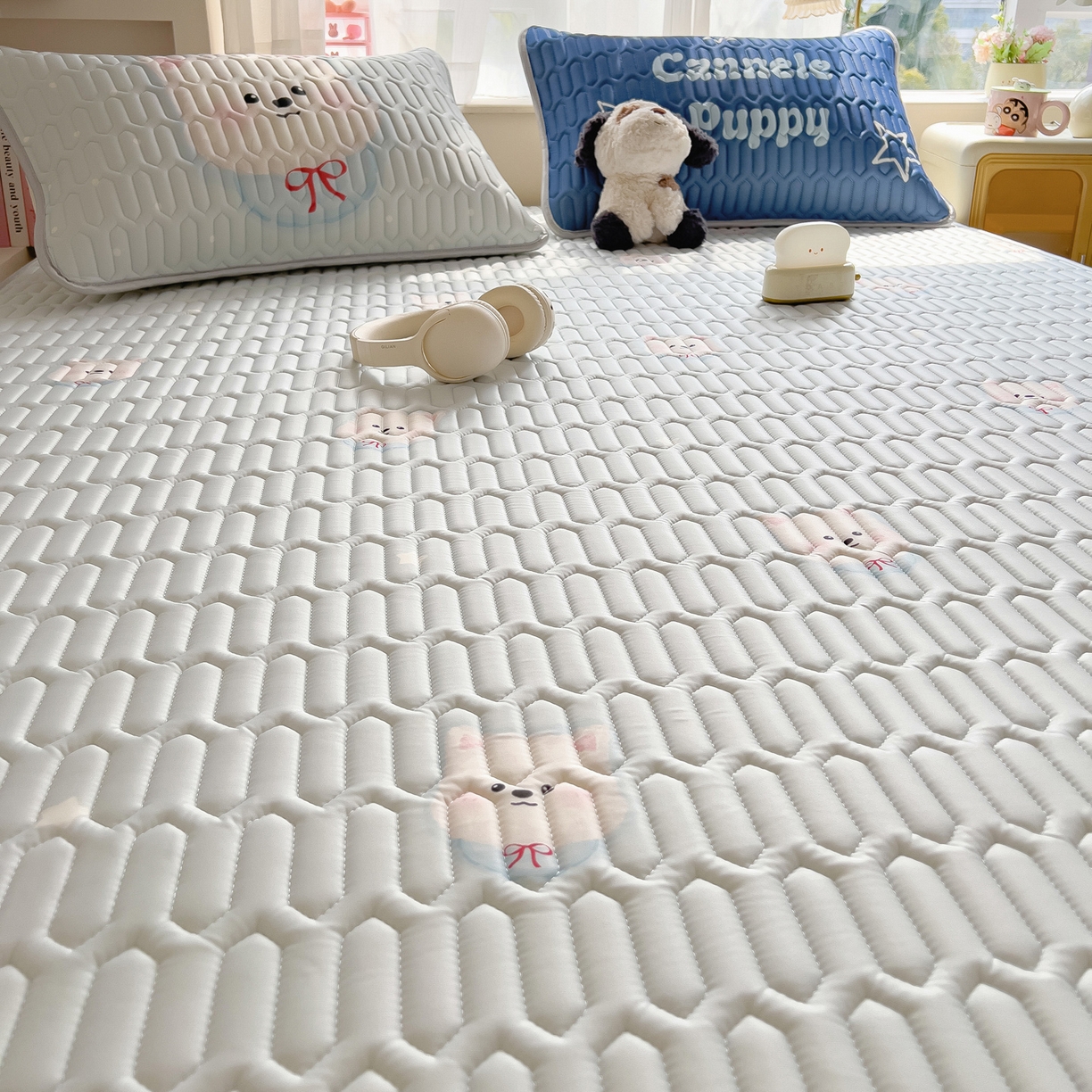 91家纺网 家纺一手货源 找家纺 摩妮卡 2026新款数码大版小清新乳胶凉席床席款三件套-场景二 乖乖小狗