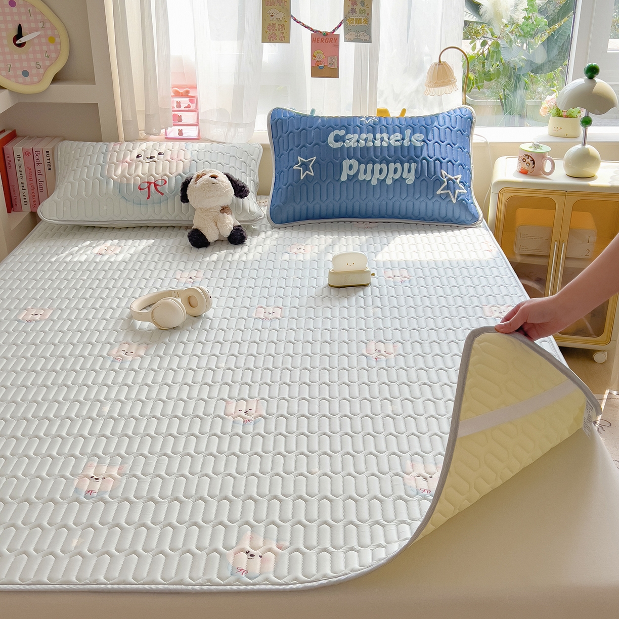 91家纺网 家纺一手货源 找家纺 摩妮卡 2026新款数码大版小清新乳胶凉席床席款三件套-场景二 乖乖小狗