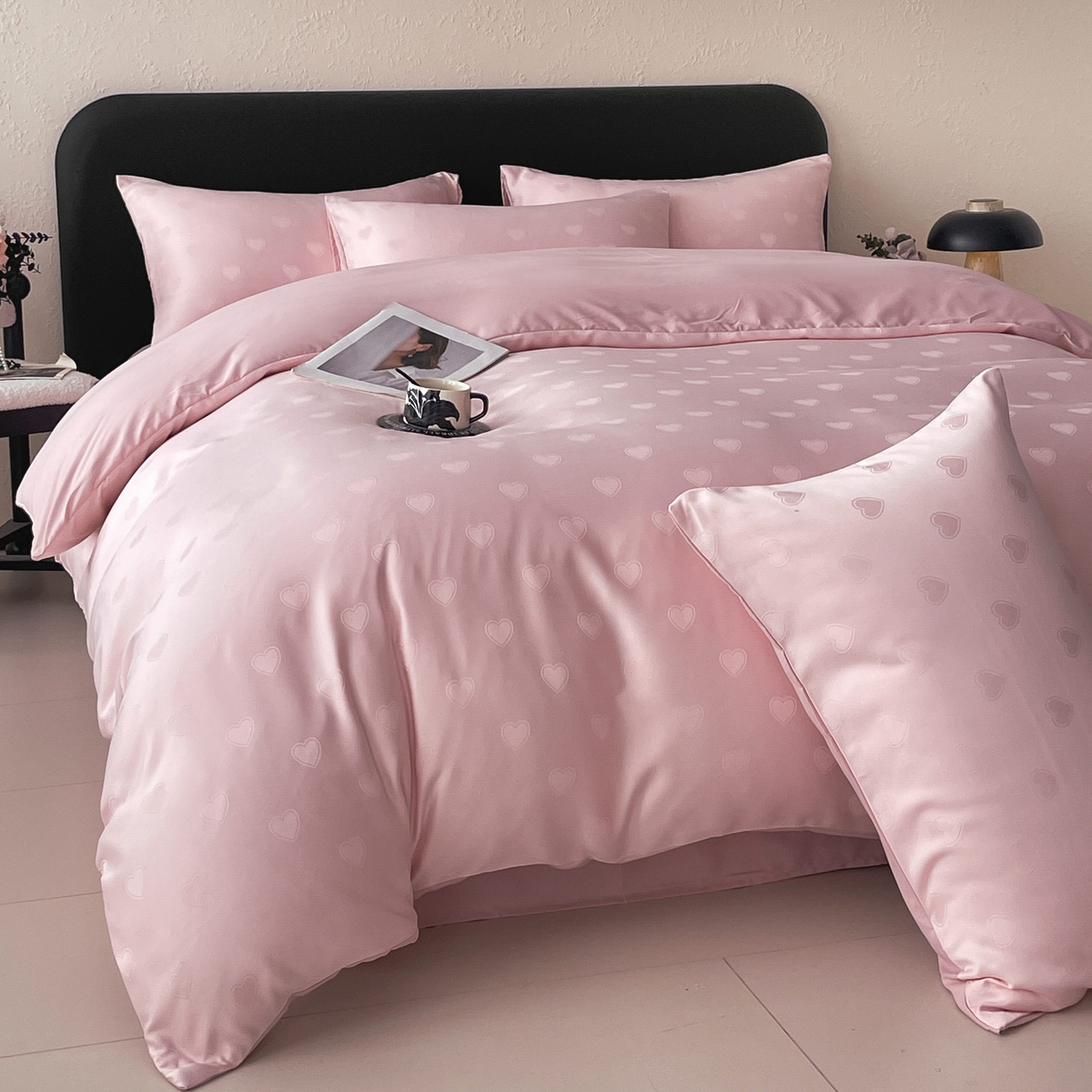 91家纺网 家纺一手货源 找家纺 大麦乐田 2026春夏新款贡缎提花纯色双拼四件套 爱心 香粉玉