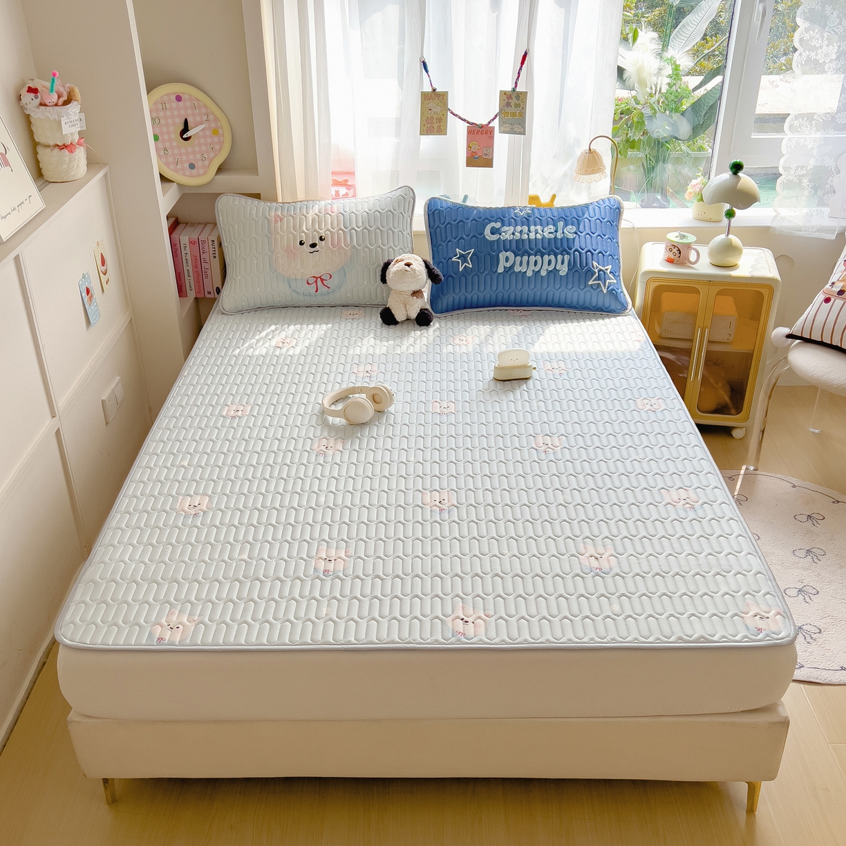 91家纺网 家纺一手货源 找家纺 摩妮卡 2026新款数码大版小清新乳胶凉席床席款三件套-场景二 乖乖小狗