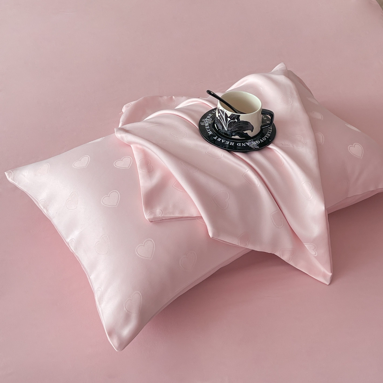 91家纺网 家纺一手货源 找家纺 大麦乐田 2026春夏新款贡缎提花纯色双拼四件套 爱心 香粉玉