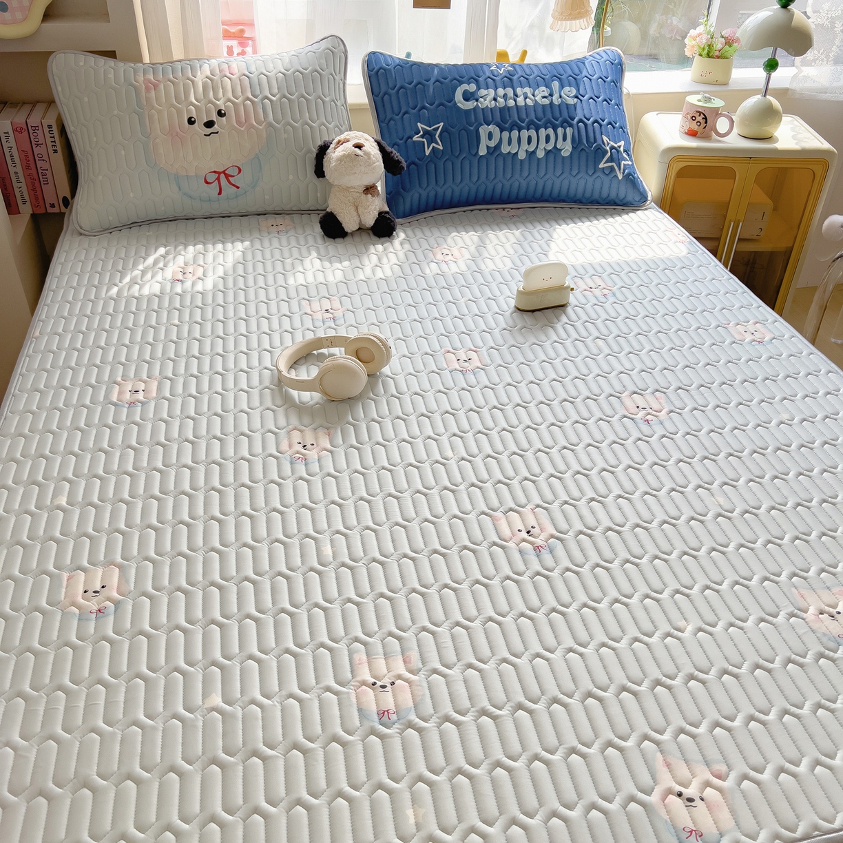 91家纺网 家纺一手货源 找家纺 摩妮卡 2026新款数码大版小清新乳胶凉席床席款三件套-场景二 乖乖小狗