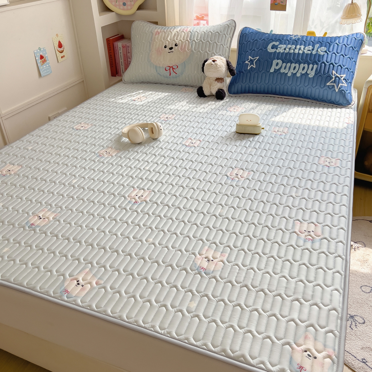 91家纺网 家纺一手货源 找家纺 摩妮卡 2026新款数码大版小清新乳胶凉席床席款三件套-场景二 乖乖小狗