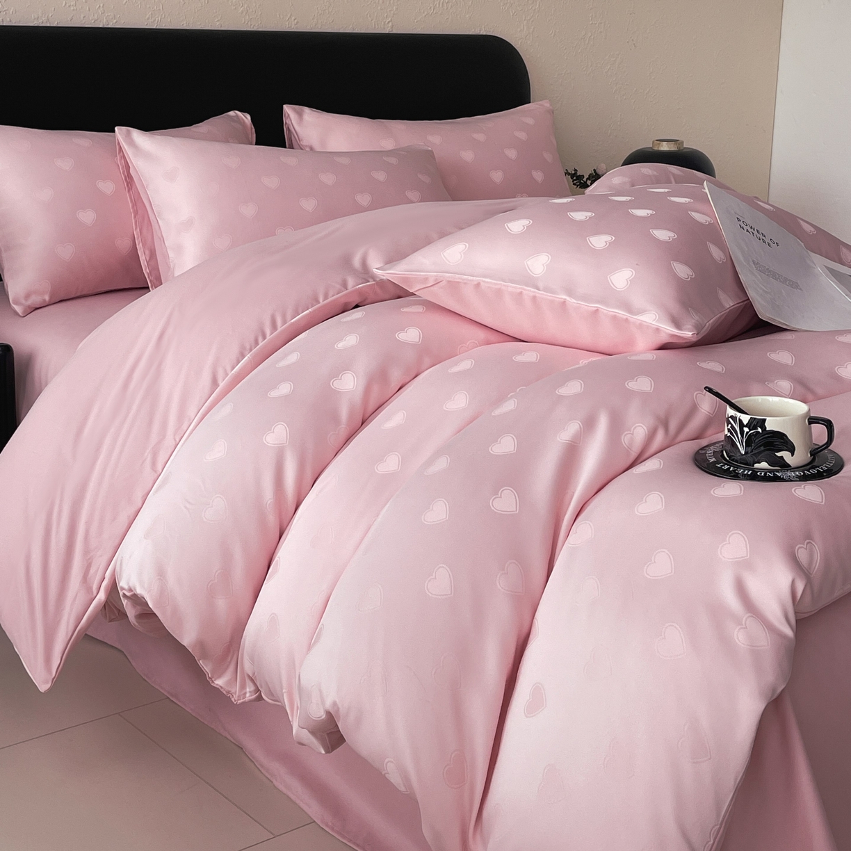 91家纺网 家纺一手货源 找家纺 大麦乐田 2026春夏新款贡缎提花纯色双拼四件套 爱心 香粉玉