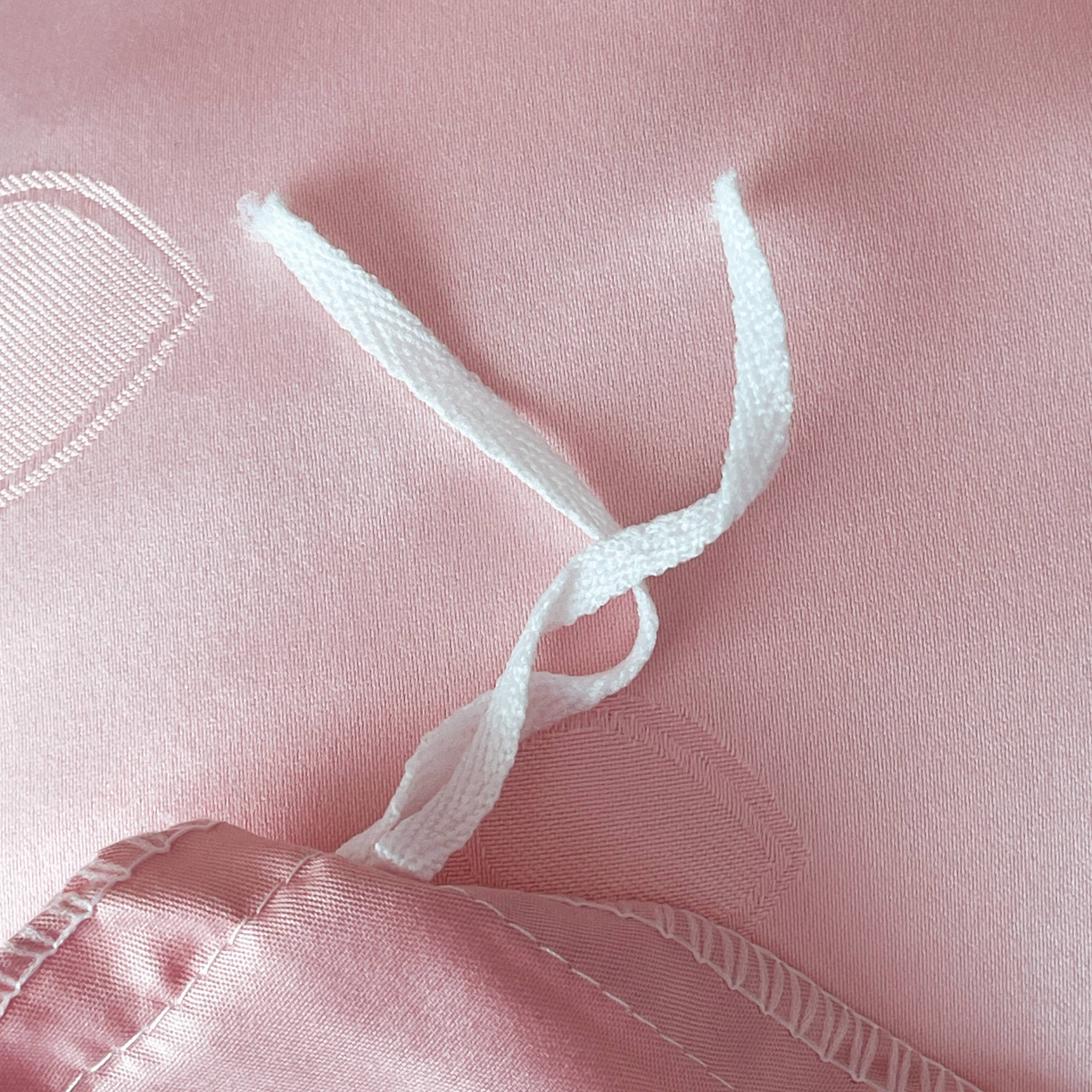 91家纺网 家纺一手货源 找家纺 大麦乐田 2026春夏新款贡缎提花纯色双拼四件套 爱心 香粉玉