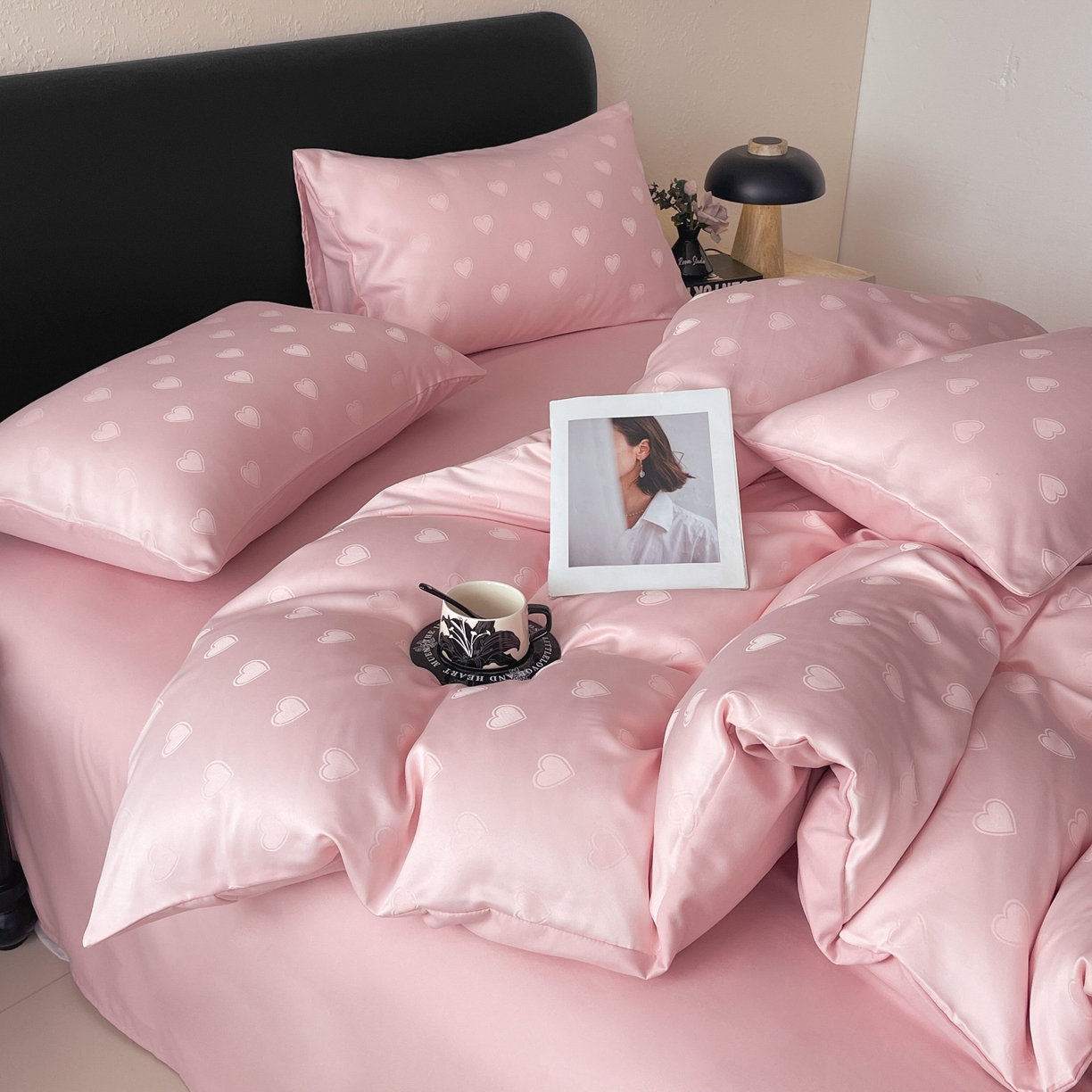 91家纺网 家纺一手货源 找家纺 大麦乐田 2026春夏新款贡缎提花纯色双拼四件套 爱心 香粉玉