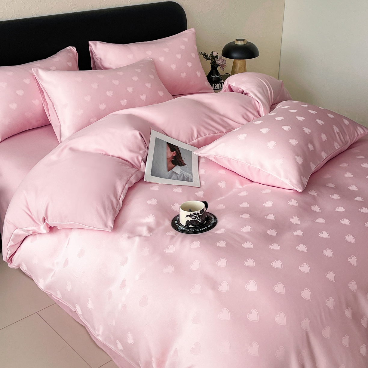 91家纺网 家纺一手货源 找家纺 大麦乐田 2026春夏新款贡缎提花纯色双拼四件套 爱心 香粉玉