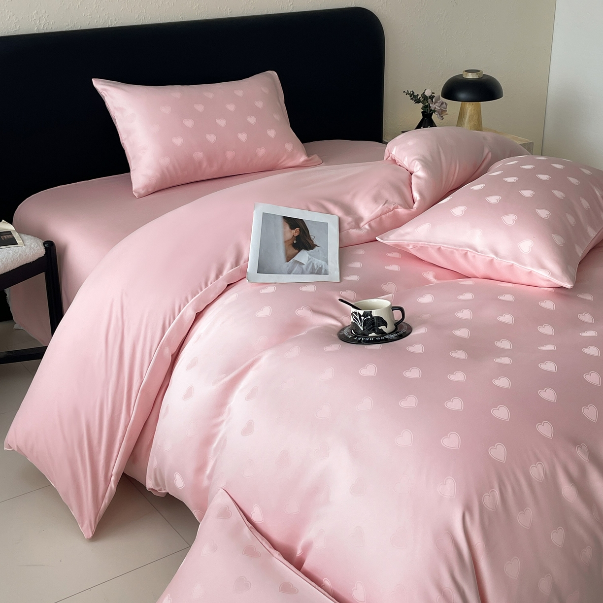 91家纺网 家纺一手货源 找家纺 大麦乐田 2026春夏新款贡缎提花纯色双拼四件套 爱心 香粉玉